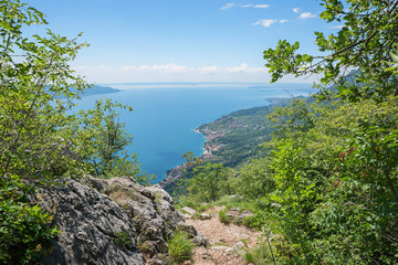 Fototapeta na wymiar Wanderweg oberhalb Sasso mit schöner Aussicht auf den Gardasee