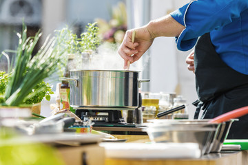 Chef in de keuken kookt heerlijk eten