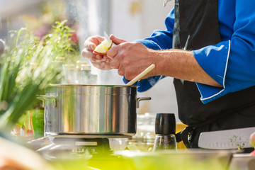 Koch in der Küche Kocht Leckeres Essen 