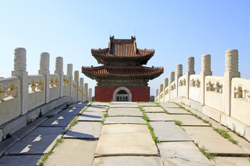 Obraz premium White marble three hole stone bridge in the Eastern Royal Tombs of the Qing Dynasty, china