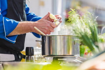 Koch in der Küche Kocht Leckeres Essen 