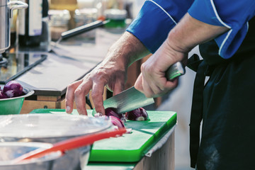 Koch in der Küche Kocht Leckeres Essen 