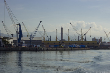 La lanterna di Genova e le gru del porto
