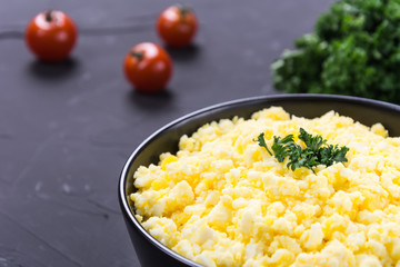 Mashed eggs with tomato and parsley