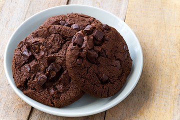 Close up pictue ofchocolate cookies in white plate