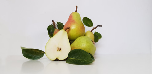 Racimo de peras blanquilla en fondo blanco