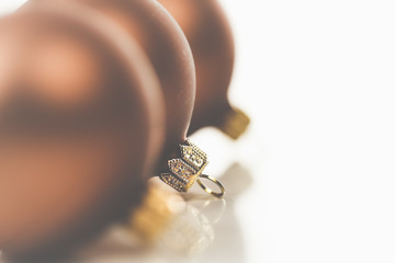 Braune, goldene und helle Christbaumkugeln - eine schöne Dekoration zu Weihnachten.  