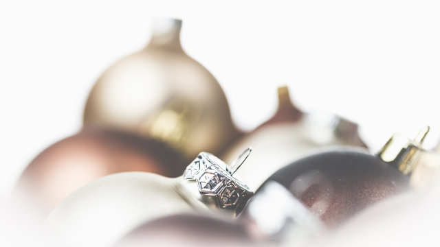 Braune, goldene und helle Christbaumkugeln - eine sch&ouml;ne Dekoration zu Weihnachten.  