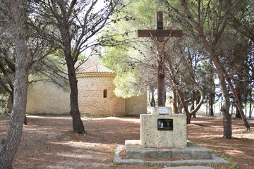 Calvaire devant la chapelle Saint-Pancrace à La Palme, Aude, Occitanie, Languedoc, France.