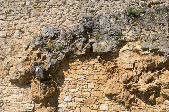 muraille construite dans une falaise
