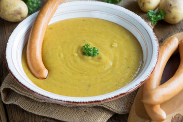 Kartoffelcremesuppe mit Würstchen