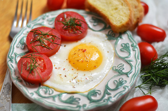 Яйца с помидорами.