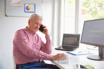 Fototapeta premium Businessman working in the office