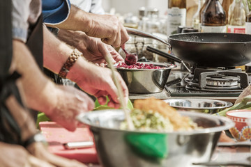 Koch in der Küche Kocht Leckeres Essen 