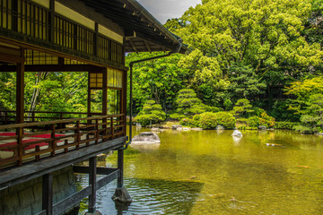Obraz premium Traditional Architectural Building and Pond in Japanese Garden 
