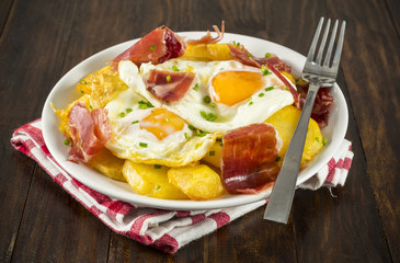Plato de huevos fritos con jamón