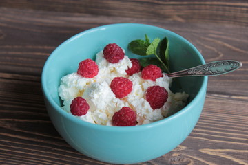 Сладкий десерт , творог  и малина. 