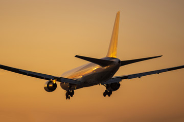 Fototapeta na wymiar Boeing 767-300 landing at dusk.
