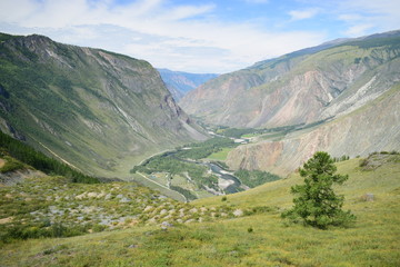 Fototapeta na wymiar View from Katu-Yaryk mountains pass to Chulymshan river valley in Altai mountains