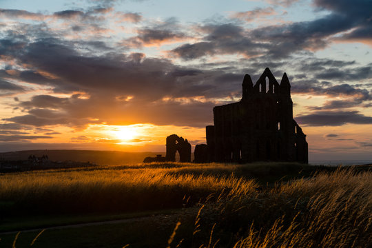 Whitby Abbey mit Sonnenuntergang und Abendstimmung, North Yorkshire, England