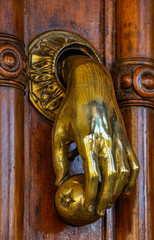Llamador o aldaba en forma de mano, Pamplona, Navarra, España