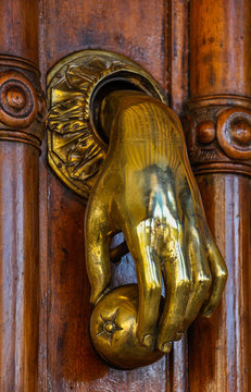 Llamador o aldaba en forma de mano, Pamplona, Navarra, Espa&ntilde;a