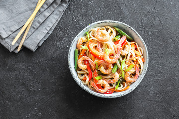 Stir fry with shrimps (prawns) and noodles