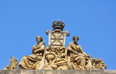 Grupo escultórico con figuras alegóricas, Pamplona, Navarra, España