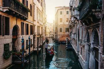 Fototapeta na wymiar Typischer Kanal mit Gondeln in Venedig Italien 