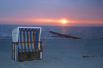 Strandkorb im Sonnenuntergang