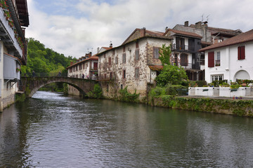 Fototapeta na wymiar Sur la Nive à Saint-Jean-Pied-de-Port (64220), département des Pyrénées-Atlantiques en région Nouvelle-Aquitaine, France