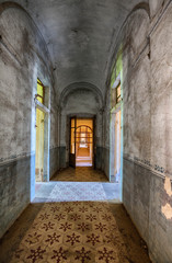 Obraz premium Verlassenes altes Herrenhaus im Barockstil