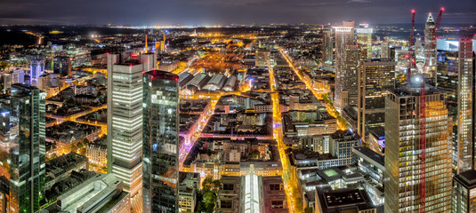 Die Frankfurter Innenstadt mit Bahnhofs- und Bankenviertel bei Nacht und künstlicher Beleuchtung © Frank Wagner