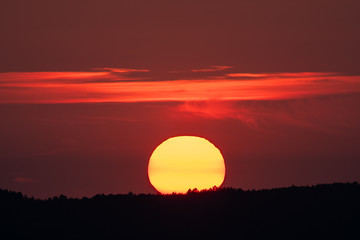 Obraz premium Sunrise over mountain with clouds, high contrast
