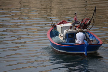 petit bateau de pèche en mer