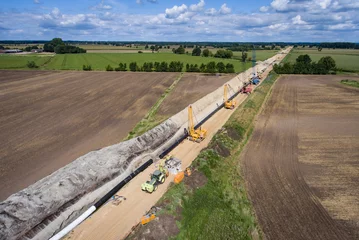 Fotobehang Erdgasversorgung - mehrere Kräne verlegen eine Gaspipeline, Luftbild © Countrypixel