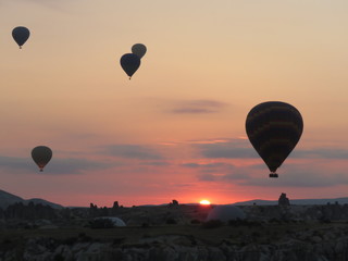 Mongolfiere all'alba in Cappadocia