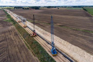 Erdgasversorgung - Pipelinebau, Trasse für eine Pipeline aus der Vogelperspektive, Luftbild