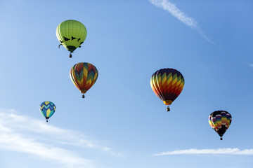 Obraz premium Hot air balloons flying in a beautiful blue clear sky