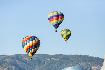 Obraz premium Hot air balloons flying in a beautiful blue clear sky