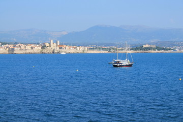 Fototapeta premium Magnifique vue panoramique sur la vieille ville fortifiée d'Antibes, Cote d'Azur, France