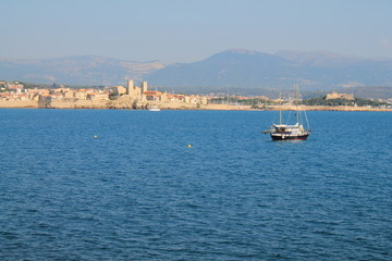 Fototapeta premium Magnifique vue panoramique sur la vieille ville fortifiée d'Antibes, Cote d'Azur, France