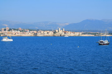 Fototapeta na wymiar Magnifique vue panoramique sur la vieille ville fortifiée d'Antibes, Cote d'Azur, France