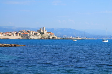 Fototapeta na wymiar Magnifique vue panoramique sur la vieille ville fortifiée d'Antibes, Cote d'Azur, France