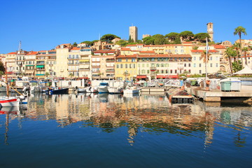 Le pittoresque vieux port de Cannes et le village historique du Suquet, Cote d’Azur, France
