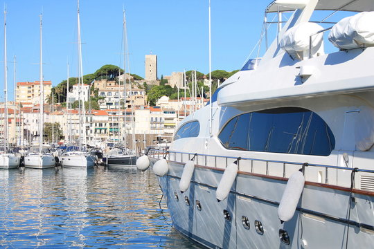 Le vieux port de Cannes et le village historique du Suquet, Cote d'Azur, France