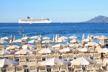 Fototapeta na wymiar Plage de la Croisette à Cannes, Cote d'Azur, France