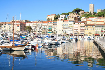 Fototapeta na wymiar Le pittoresque vieux port de Cannes et le village historique du Suquet, Cote d'Azur, France