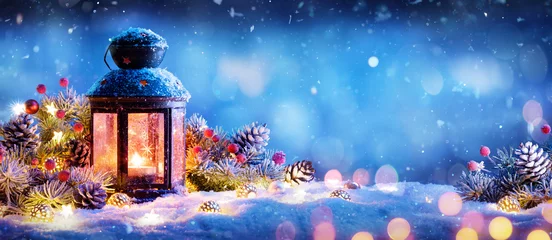 Deurstickers Kerstdecoratie - Lantaarn met ornament op sneeuw © Romolo Tavani