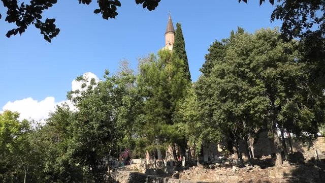 Alanya, Antalya, T&uuml;rkei - 07.09.2018: Burganlage aus dem Mittelalter an der Mittelmeerk&uuml;ste, Vegetation mit restaurierter Moschee im Hintergrund,